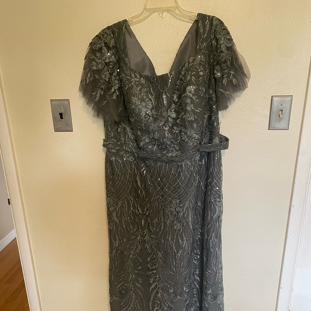 Sheath/Column Square Floor-Length Lace Mother of the Bride Dress With Sequins